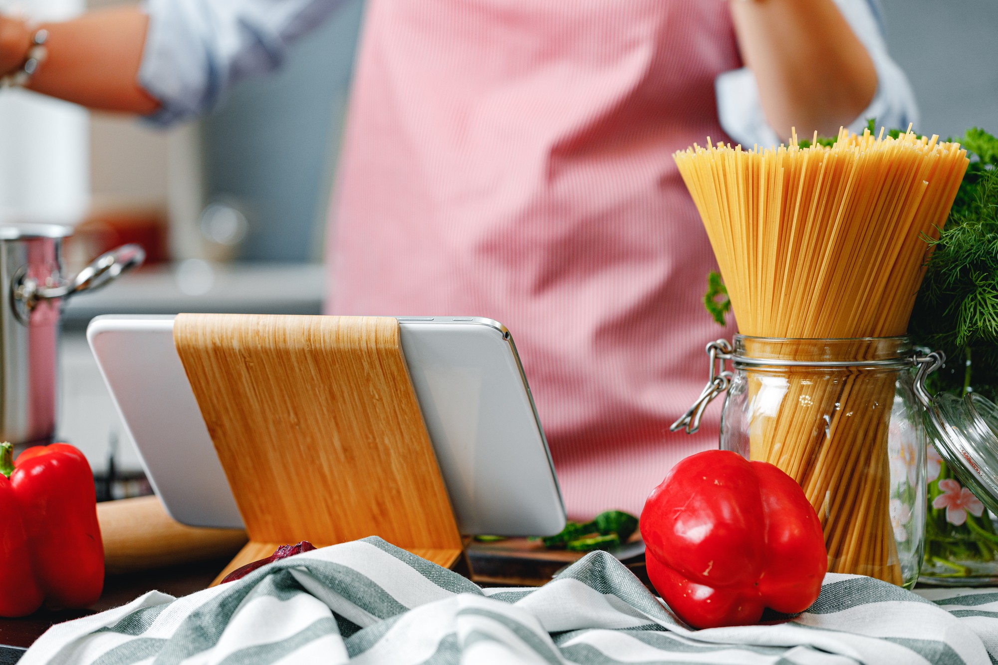 Interno di cucina professionale con attrezzi in vista