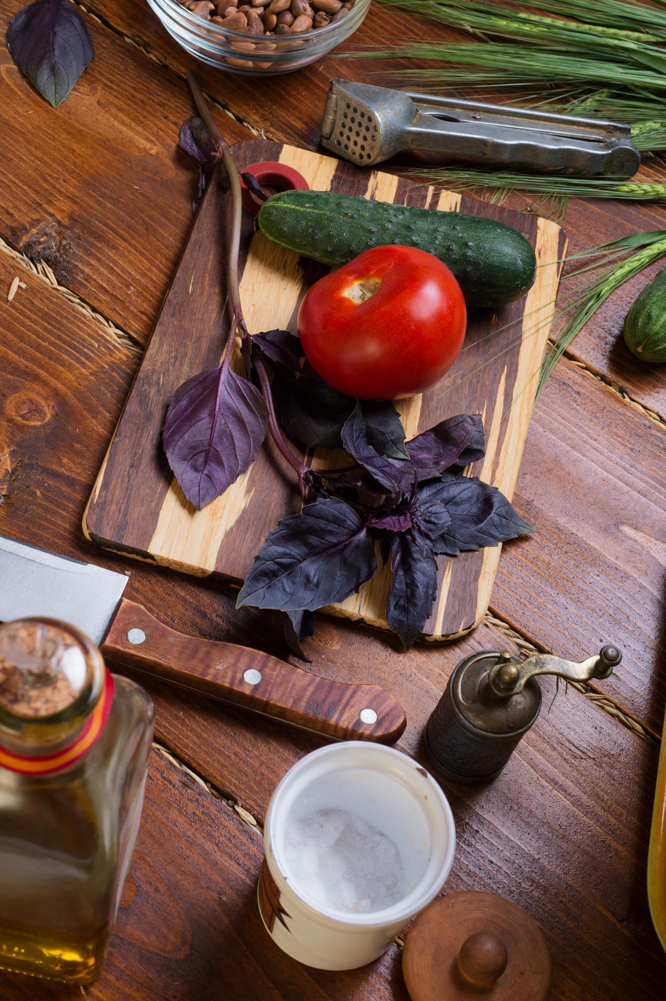 Ingredienti selezionati disposti su tavola