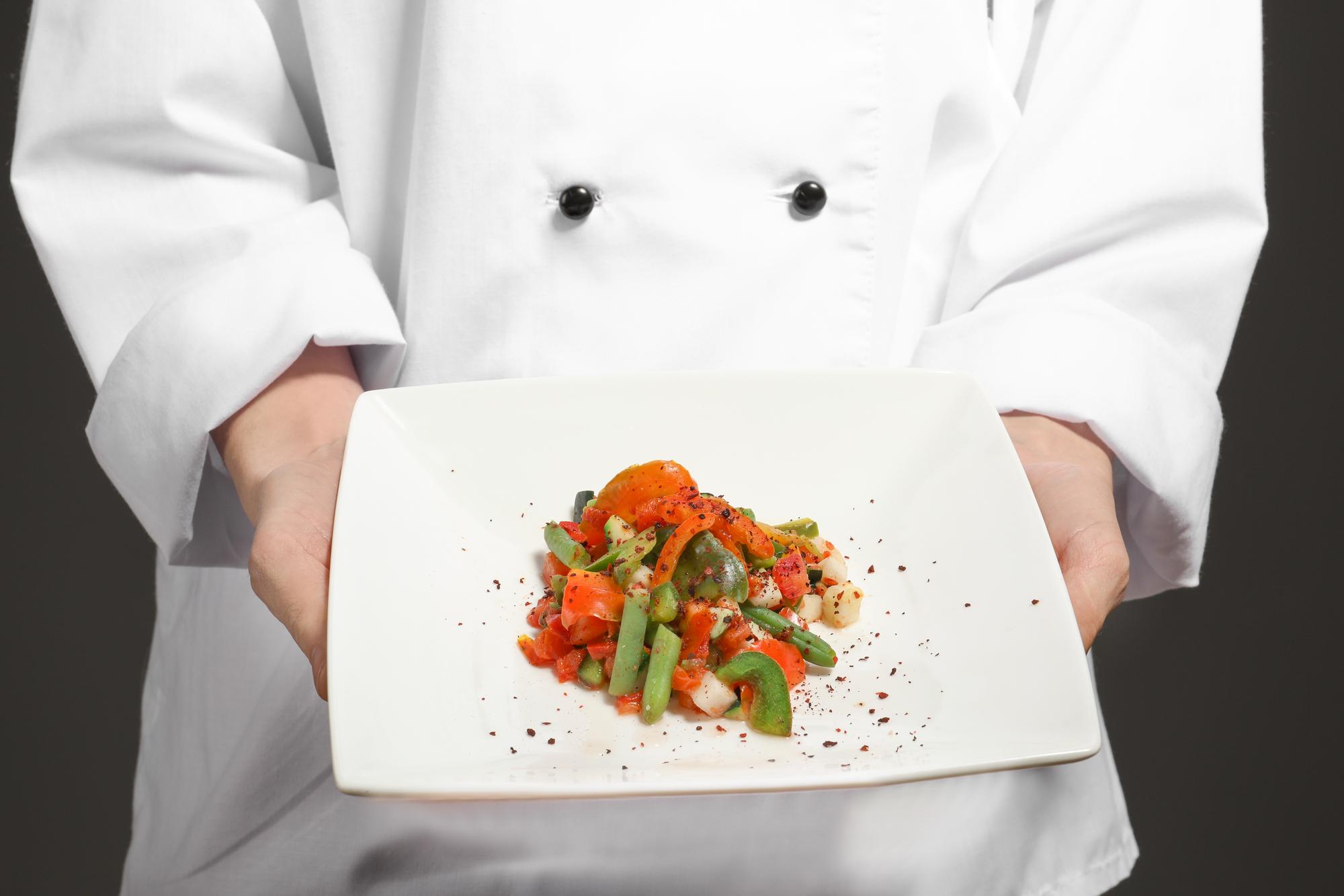 Chef che prepara una scena culinaria elegante